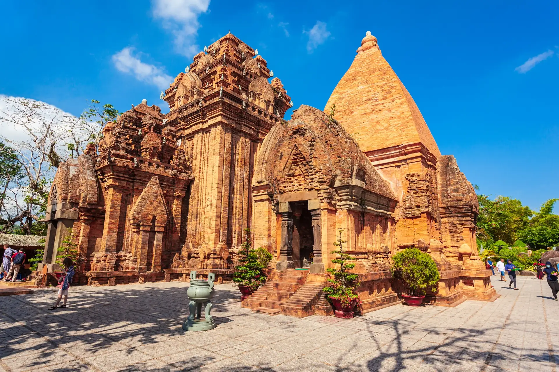 suối khoáng nóng tháp bà